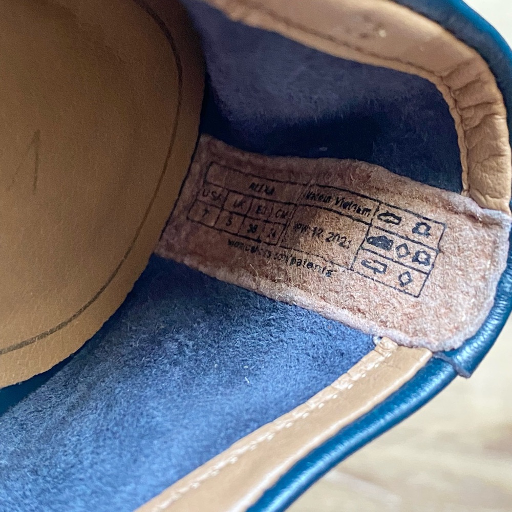 Vionic Caroll Ballet Flats with Elastic Detailing for Comfort in Navy Blue - Picture 10 of 11
